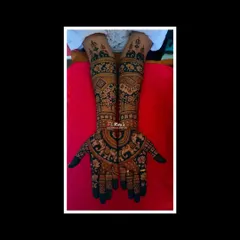 For the bride who loves classic elegance, I create intricate, full-coverage mehendi without figures. This South Indian bridal design features traditional motifs like elephants and lotuses, with dense patterns that provide a rich, dark stain.