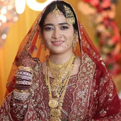 For this beautiful Nikah bride, we chose a classic look with defined eyes and radiant skin that perfectly complemented her intricate jewelry and rich red attire.