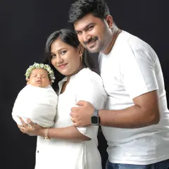 A gorgeous family of three. The way they look at their new baby is pure love. These are the moments I feel so blessed to capture.