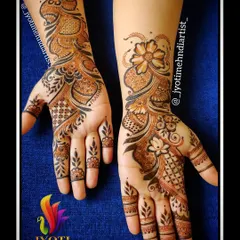 This Indo-Arabic design combines the flowing vines of Arabic mehndi with the detailed patterns of Indian art, creating a balanced and beautiful look for any occasion.
