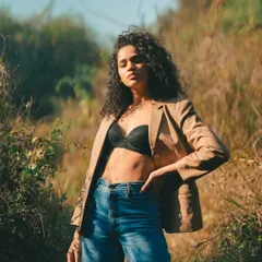 I love shooting outdoors, especially when the light hits just right. We went for a bold, untamed look here, mixing a sharp blazer with the wildness of nature. It’s that contrast that makes a photo powerful.