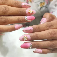 Pretty in pink for the big day. This bridal set combines a soft pink ombré with delicate glitter, rhinestone accents, and a stunning 3D maple leaf charm made of pearls.