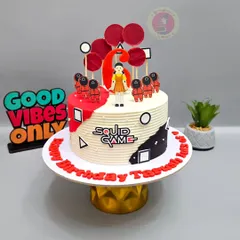 Another version of the "Squid Game" cake, this time for a 6th birthday, featuring the doll from the "Red Light, Green Light" game.
