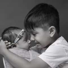 The first meeting between siblings is a precious, once in a lifetime moment. We gently guide these interactions to capture the beginning of a beautiful bond in a heartfelt sibling photoshoot.