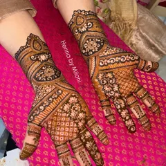 This design is packed with detail, from the floral jaal on the fingers to the intricate patterns on the palm. It's a full-coverage look that is both traditional and timeless.