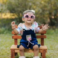 I love it when the little ones bring their personality to the shoot. We were outdoors in a lovely garden, and these fun sunglasses made for such a playful and memorable baby portrait. It’s these small, happy moments that create the best pictures.