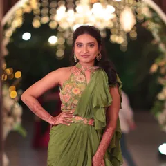 The full look for the sister of the bride, showing how the minimal makeup, modern hairstyle, and expert saree draping come together for a stunning wedding guest appearance.