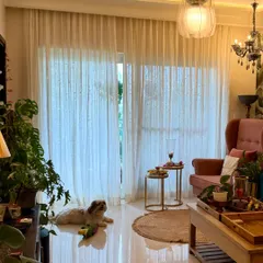 The evening calm in my living room. I carefully place plants like this Monstera to catch the soft light, creating a peaceful and serene atmosphere.