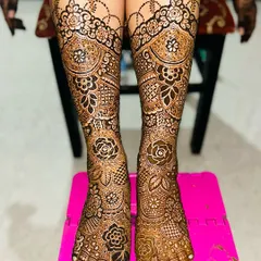 Your bridal look isn't complete without beautiful mehendi on your feet. I specialize in heavy, intricate floral designs that cover your feet and ankles, ensuring you look stunning from head to toe.