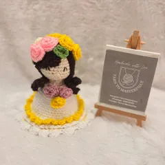 This is the doll form of the yellow-trimmed reversible bouquet. Her sweet, sleepy expression and a floral crown make her an adorable companion or decor piece.