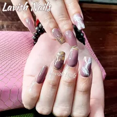 A sophisticated set with mauve polish, gold foil accents, and a white marble effect on accent nails, all framed with a delicate gold line.