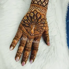 The peacock, a symbol of beauty and love, is a timeless favorite. This design showcases a peacock with its feathers unfurled, creating a magnificent centerpiece on the back of the hand.