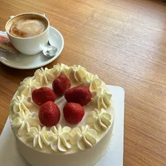 A classic fresh cream and strawberry cake, perfect for a simple, elegant celebration. This bento cake is ideal for two and pairs wonderfully with a cup of coffee for a quiet, special moment.