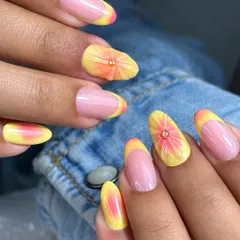 A beautiful pastel summer design with a yellow French tip, aura glow, and soft 3D flowers. This set is fresh, fun, and perfect for the summer season.