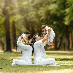 An energetic outdoor family photoshoot with twin boys. I love using natural park settings in Delhi-NCR to let kids be themselves, resulting in dynamic and happy portraits.