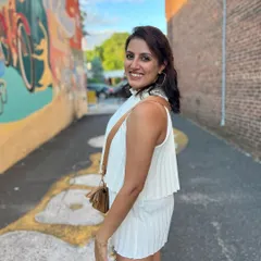 Another shot from the same alley, feeling free and happy. I believe in being a wildflower, growing brave and free.