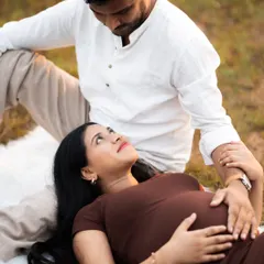 A close-up shot capturing the loving gaze between the parents-to-be during their outdoor maternity session. These are the real, candid moments I love to photograph.