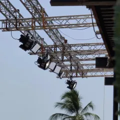 This outdoor rig for an Amazon Prime TVC involved trussing a combination of Creamsource Vortex8 and Nanlux Evoke 1200B fixtures. Our experienced crew ensures that even complex, heavy duty rigs are built safely and efficiently.