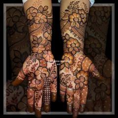 My floral designs are always a favorite. This full-coverage henna art combines bold flower motifs with delicate leaf patterns and fine-line details, creating a stunning and modern look.