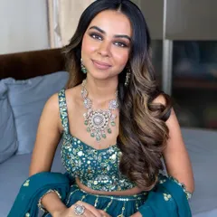 A soft brown smokey eye for a sangeet or cocktail party. This look is the perfect balance of glam and minimalism, paired with a beautiful teal lehenga and voluminous waves.