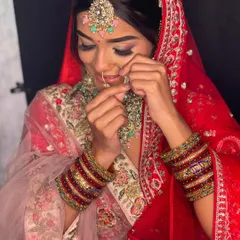 A close up on the bridal details. Notice the beautiful nath and the heavy choker set that comes with this rental lehenga, completing your entire look.