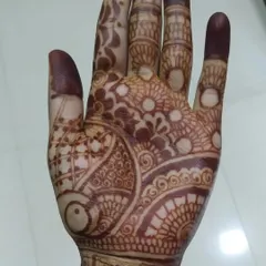 Another early-stage design from a student, showing their initial grasp of applying henna. My classes are designed to build confidence and skill from this exact starting point.
