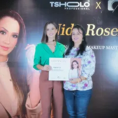 Receiving my certificate from international makeup artist Nidy Roseira during her makeup masterclass. Learning from such a talented Brazilian artist was an honor and a fantastic opportunity to upgrade my skill set.