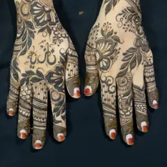 The same design with a name written in Arabic calligraphy hidden within the pattern. Can you spot it?