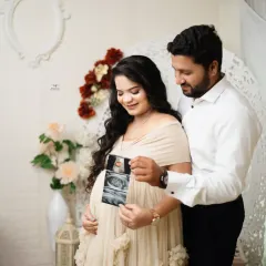 The first hello. I love incorporating sonogram photos into my sessions. It’s a beautiful way for couples to connect with their baby and celebrate this incredible journey together.