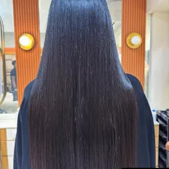 This is the incredible result of my Nanoplastia straightening treatment. Her hair is now glass-like, incredibly smooth, and reflects light beautifully. This service provides a sleek, frizz-free finish without the use of harsh chemicals, focusing on deep hair repair.