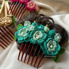 This teal and green crochet bun comb offers a fresh, vibrant color palette. The combination of different shades and pearl details makes it a stunning hair accessory.