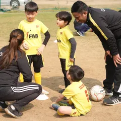 A typical huddle at our academy. Here, coaches and young players come together to discuss tactics and learn from each other, fostering a collaborative and supportive environment.