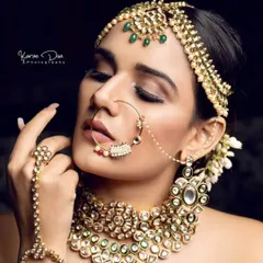 It's all in the details. We offer a wide range of high-quality jewellery, like this intricate Kundan choker and matha patti set, allowing you to capture stunning close-ups that highlight your makeup artistry.
