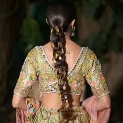 For a more bohemian and modern feel, I wove these delicate, leaf-like gold charms into a simple braid. This is a perfect look for a Mehendi or Sangeet ceremony.