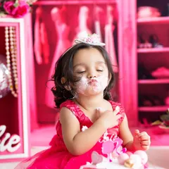 A sweet, cake-covered kiss for the camera! These messy, adorable moments are the heart of a fun and successful first birthday photoshoot.