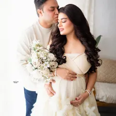 A tender moment between the parents-to-be, with a beautiful bouquet of white flowers. The love in this family is so clear.