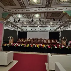 This perspective shows the relationship between the stage and the audience seating. We arranged comfortable white lounge sofas for attendees, providing a clear view of the proceedings.