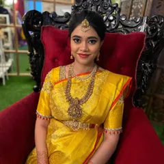 A happy portrait of the mom-to-be. This jewellery set is available for rent for your special occasions.
