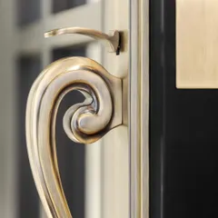 Every curve and contour of the Emperor handle is meticulously considered. This extreme close-up reveals the intricate scrollwork, a detail that provides both tactile satisfaction and a visual nod to classical design traditions.