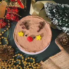 A cute reindeer bento cake, perfect for spreading some holiday cheer. These mini cakes are great for Christmas gifts.