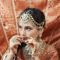 Aisle-ready and absolutely unstoppable. This bridal look, with its intricate matha patti and bold jewelry, is all about giving the bride main character energy on her big day.