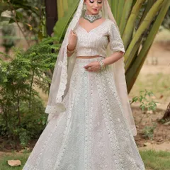Grace, glow, and timeless beauty. This bride is a vision in her white chikankari lehenga, with a soft, dewy base and dreamy eyes that create a magical look.