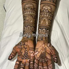 A full bridal design featuring beautiful portraits of Radha and Krishna on the palms. I can incorporate any figures or deities that are meaningful to you, making your bridal mehandi a true reflection of your faith and love.
