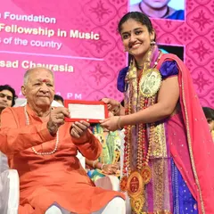 Another special moment from the fellowship ceremony, receiving the award from Pandit Hariprasad Chaurasia sir. Being recognized by such an esteemed institution as the Shanmukhananda Sabha is truly a blessing.