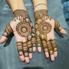 A lovely mandala design with lotus motifs. This style is very popular for guests and bridesmaids who want something elegant and not too heavy.
