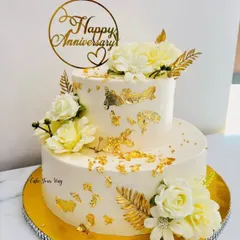 Celebrating love with this elegant two-tier anniversary cake. I used delicate white flowers and touches of gold leaf to create a timeless and sophisticated look. It’s a perfect example of how I design cakes for adult milestones like anniversaries and engagements.