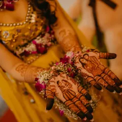 The final stain of a baby shower design, showing the deep, beautiful color on the parents' portrait. My natural henna ensures a safe and dark stain for moms-to-be.