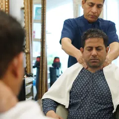 True relaxation starts with releasing tension. I provide a stress-busting head and neck massage with every grooming session, focusing on pressure points to help you unwind completely before your service even begins.