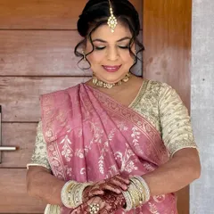 A moment of grace. The soft shimmer on the eyes and the warm, glowing skin make her look and feel absolutely radiant for the special occasion.