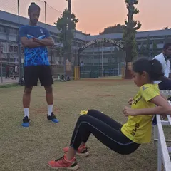 The coach observes the athlete at the top of the hip thrust movement, ensuring full gluteal activation. Correct execution of this glute-dominated exercise is key to building a strong posterior chain and preventing injuries.